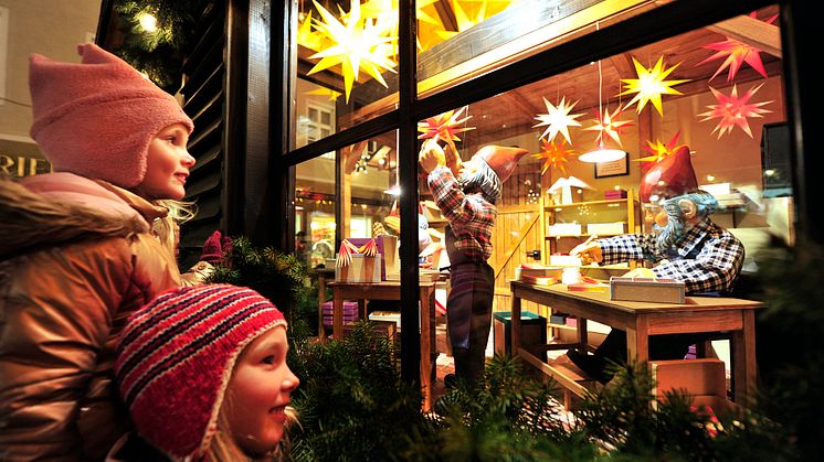 Kinder staunen über Annaberger Faltsterne auf dem Weinachtsmarkt Annaberg 