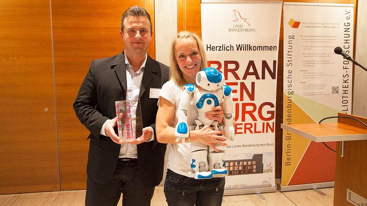 Wildaus stellvertretender Bürgermeister, Marc Anders, und Janine Breßler vom RoboticLab der TH Wildau freuen sich über die Auszeichnung.