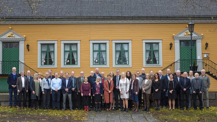 Umeå universitets rektor Hans Adolfsson (åttonde från höger i bilden) delade ut utmärkelsen ”För nit och redlighet i rikets tjänst” till 36 medarbetare vid en ceremoni på Sävargården den 21 oktober.