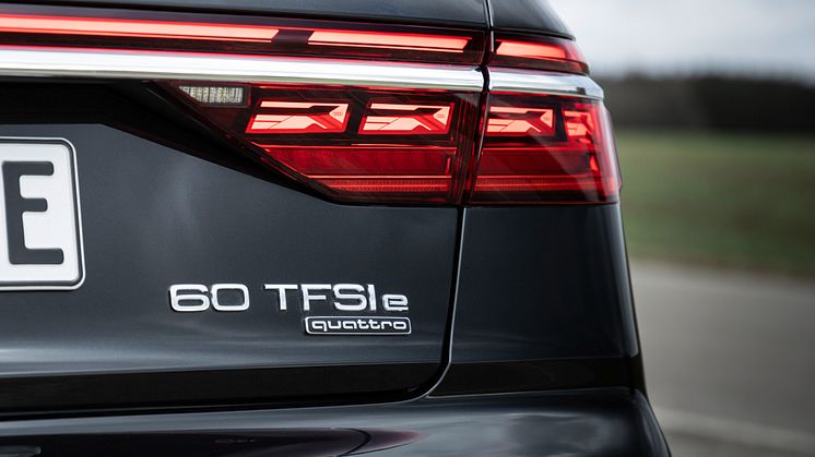 Audi A8 L TFSI e (Vesuvgrå)