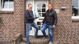 Erste Aktivierung in Hartefeld. Oliver Schüller, Vertreter Bürgerinitiative Geldern (links) mit Jan Mulder, Bauleiter Deutsche Glasfaser.