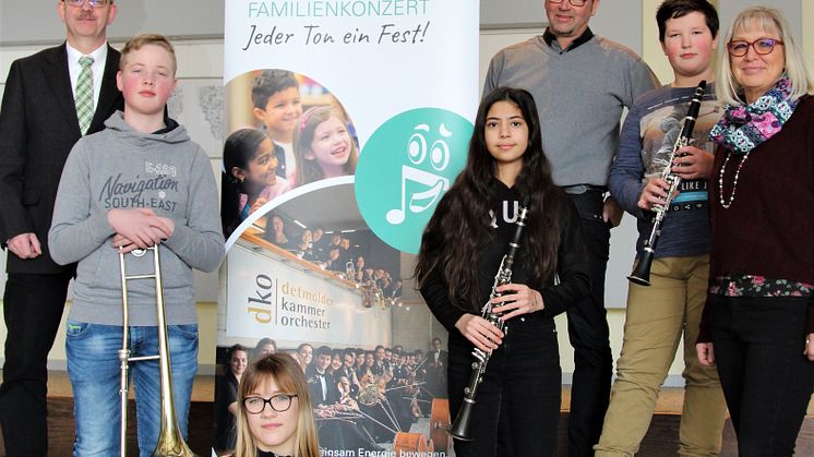 Samtgemeinde-Bürgermeister, Ditmar Köritz, vier Musikanten der Bläsergruppe des IGS, Frank Wohlgemuth, Kommunalreferent bei Westfalen Weser Netz, und Carolin Gümmer, Didaktische Leiterin der IGS Helpsen sind schon gespannt auf das Konzert.