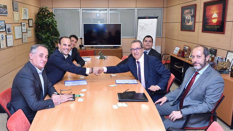 Salvador Escoda and Camfil sign agreement. 