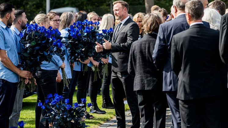 Jacob Brunsborg, syn Larsa Larsena i prezes zarządu Lars Larsen Group, okazuje wdzięczność pracownikom JYSK podczas pogrzebu. (zdj. Nikolai Linares)