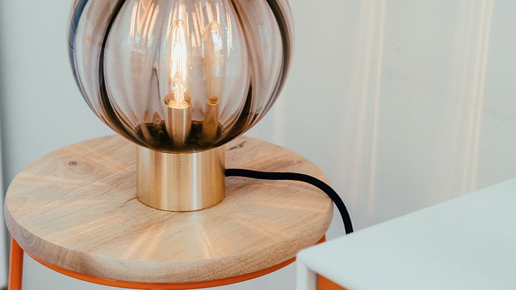 Nyhet - krystallkule bordlampe med messing sokkel