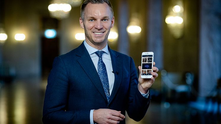 Erik Slottner (KD), äldre- och trygghetsborgarråd i Stockholms stad, inviger appen från stadshuset