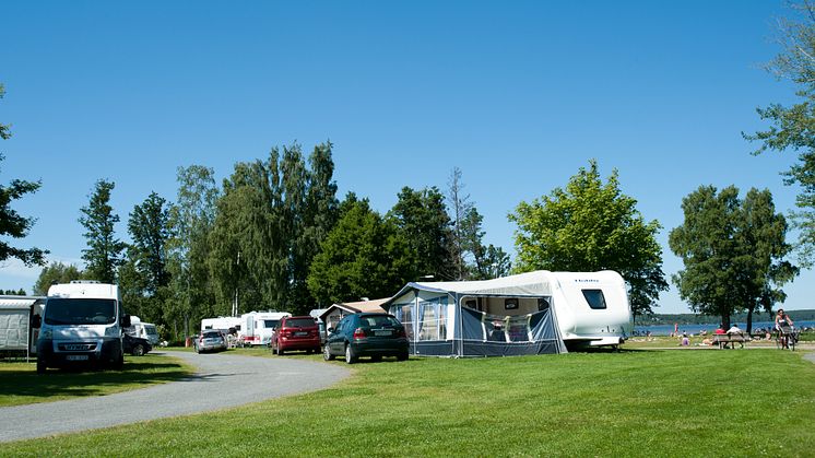 Campingar i Läckö-Kinnekullebygden ökar när gästnattsutvecklingen i regionen minskar
