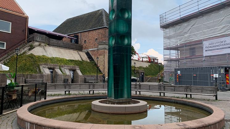 Efter 30 år på plats behöver glasskulpturen Neptunus på Norre torg rengöras och lagas.