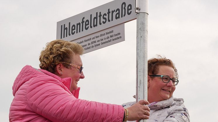 Tanja Kraas (links) und Kerstin Ihlenfeldt-Wulfes bei der Enthüllung des Schildes der Ihlenfeldtstraße, das ihre Eltern und DOYMA-Gründer Elisabeth und Hans-Ullrich Ihlenfeldt würdigt