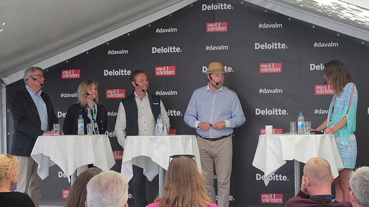 Bo Lundgren, politiker och ekonom, Elisabeth Beskow, chef för Stora företag och institutioner, Swedbank, Stefan Andersson, Head of Business Banking på Nordea och Günther Mårder, vd på Företagarna i panelen hos Deloitte och Affärsvärlden i Almedalen. 