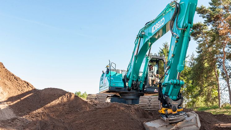 Kobelco gravemaskiner bliver udstyret med Engcon's tiltrotator og automatisk tiltfunktion.
