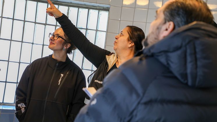 Gårdsvärdar i Bergsjön på rundtur