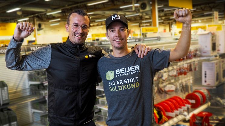 Anders Spinnars tillsammans med Christian Mickelsson som är den första guldkunden i Beijer Byggmaterials kundklubb för proffs. 