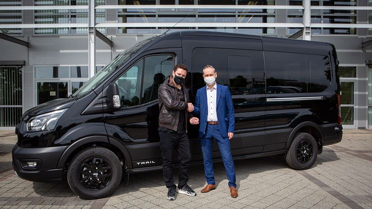 Leander, SZabó Attila és a Ford Transit Trail turnébusz