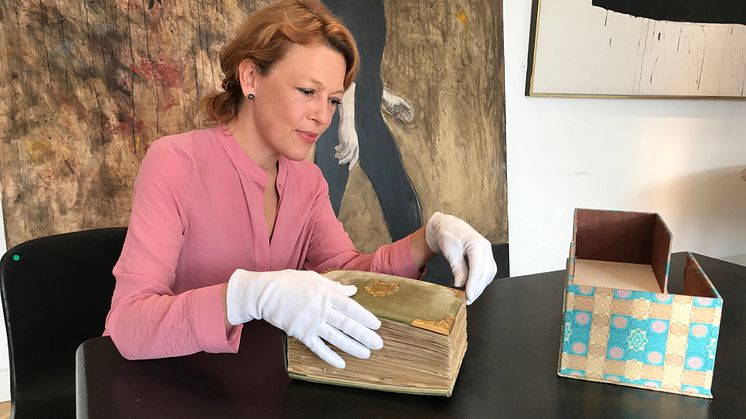 Our book specialist Lærke Bøgh with Brande's album