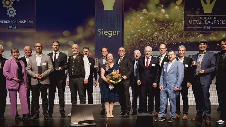 Die Siegerinnen und Sieger des Deutschen Metallbaupreises und des Feinwerkmechanikpreises 2023 sind stolz auf ihre Auszeichnungen - am Abend des 27. Oktober 2023 in Würzburg.