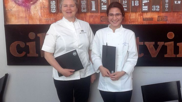 Malin Söderberg och Roya Hashemi var metoddomare i kocktävlingen Commis award. Foto: Karlstads kommun