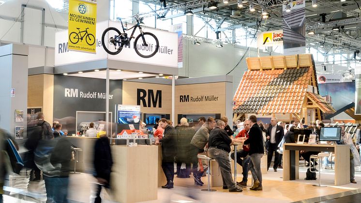 Auf der DACH+HOLZ 2024 in Stuttgart präsentiert die RM Rudolf Müller Medien in Halle 4, Stand 4.211, ihr Medienangebot für die Dach- und Holzbranche. Foto: Susanne Kurz