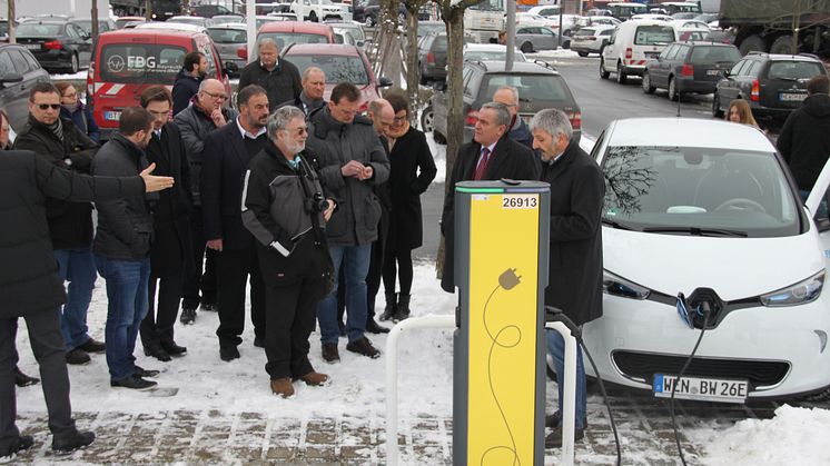 Vor seinem Netzcenter in Weiden nahm das Bayernwerk im Beisein der Bürgermeister aus der Region eine neue E-Ladesäule in Betrieb.