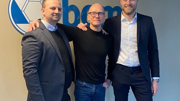 bemt AB blir FOREX nya servicepartner inom luftkonditionering. Dennis Persson (bemt AB), Per-Anders Landmyr (FOREX) och Simon Maach (bemt AB) ser fram emot ett gott samarbete.