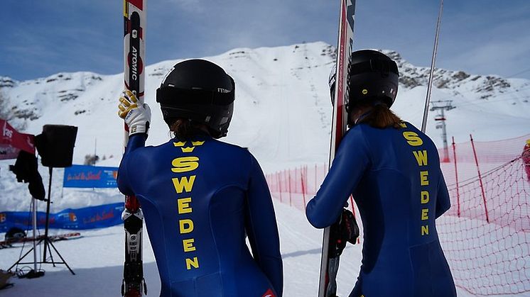 Speedskiåkare inspekterar bananjpg