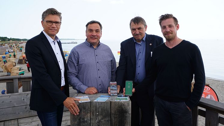 Präsentation der WELCMpass-App, von links: Tourismusdirektor Oliver Behncke, Volker Aermes, Dr. Michael Faltis & Björn Faltis von der Guide2 GmbH, Foto: Tourismus-Service Fehmarn, Sina Schweyer
