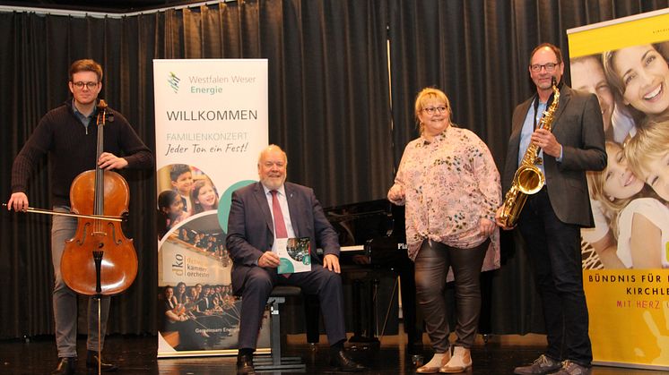 Max Gundermann, (DKO), Bürgermeister Rüdiger Meier, Petra Rullkötter, Gemeinde Kirchlengern, und Frank Wohlgemuth, Kommunalmanagement Westfalen Weser Netz, möchten am liebsten schon mit dem Konzert beginnen.