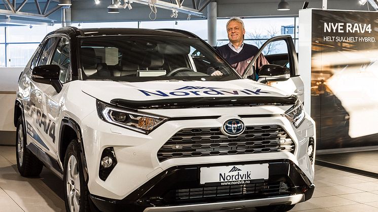  Harstad: Bilselger Leif Forsland hos Nordvik er klar for lansering av nye RAV4 Hybrid.
