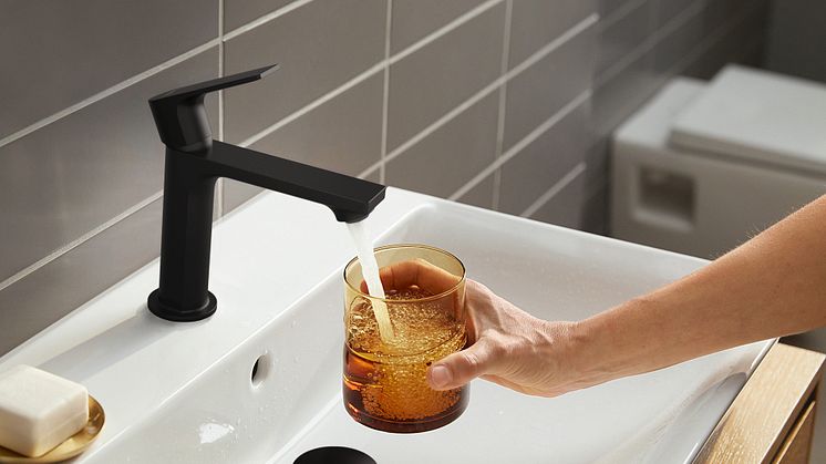 Den nye armaturlinje hansgrohe Rebris har et særligt miljøvenligt fokus på vand- og energibesparende teknologier. Serien overbeviser samtidig med sin slanke æstetik i to designvarianter, trendbevidste overflader, høj kvalitet og enkel rengøring.