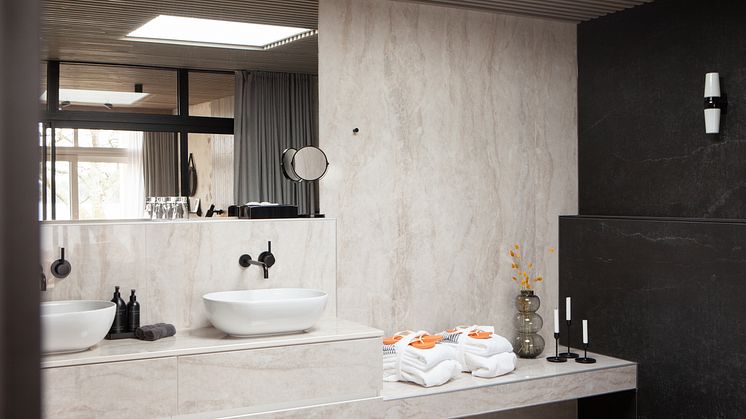 Dekton® Arga som bänkskiva och väggbeklädnad, Dekton Laos som väggbeklädnad i 4mm och Dekton Kreta 8mm som golv. Högupplösta bilder - fotokred Amelie von Essen