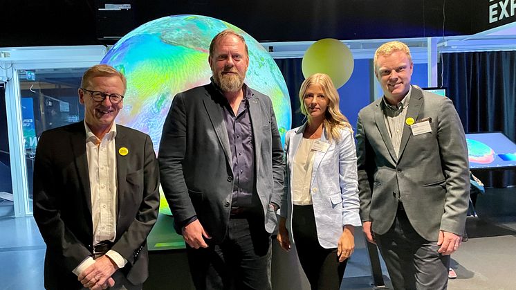 På fotot syns Anders Carlsson, processledare Visual Sweden, Fredrik Lindblad, vd Växjö Linnæus Science Park, Malin Johansson, projektledare Växjö Linnæus Science Park och Peter Westerdahl, projektledare Visual Sweden.
