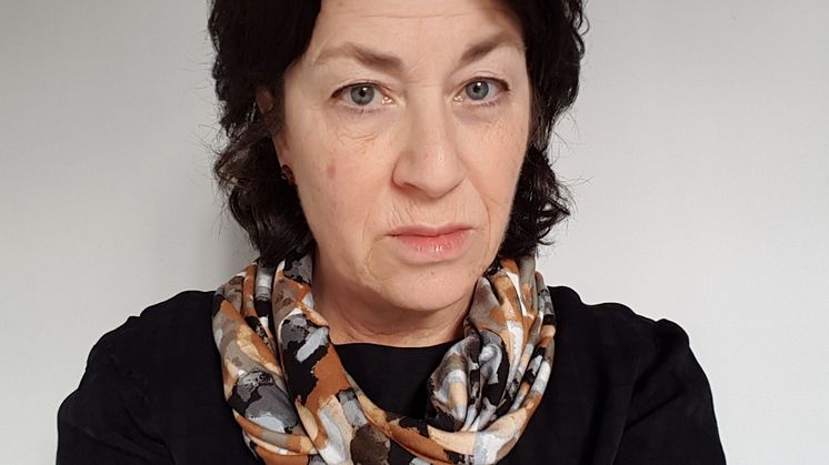 Ann Jäderlund fick uppdraget att skriva en dikt med inspiration från regn. Dikten har nu gjutits in i ett brunnslock som ska placeras ut i staden. Foto: privat