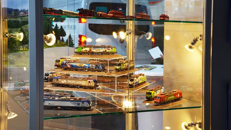 modell-hobby-spiel - Züge in Vitrine