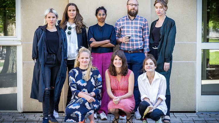 Årets deltagare av STHLM Debut får stöd att utveckla sina första långfilmsprojekt. Foto: Mikael Ström/Film Stockholm. Syntolkning: De åtta utvalda filmarna står i grupp och tittar mot kameran. 