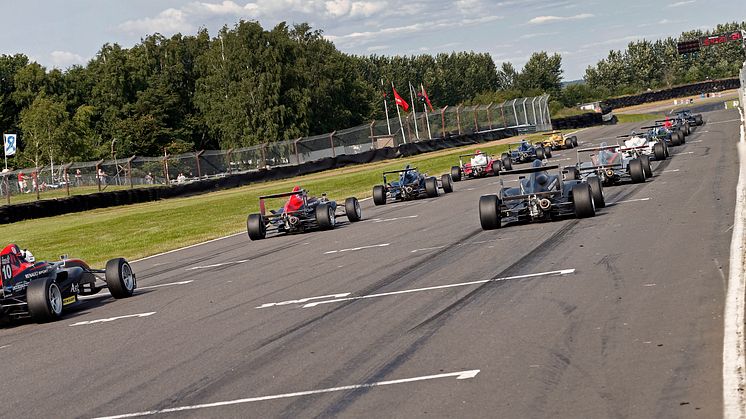 Kvartett i medaljkamp när Formel Renault 1,6 ska avgöras