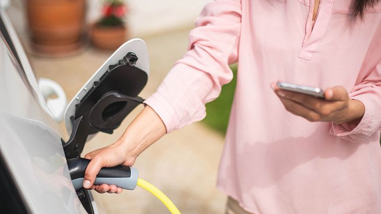 Spara pengar med ett timprisavtal och vår app som automatiskt styr laddningen av elbilen till de billigaste timmarna.