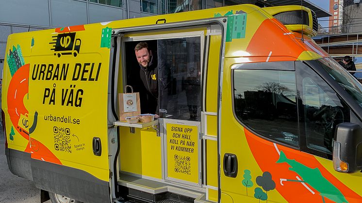 Urban Deli blir tillgängligt på fler platser i Stockholm genom en hybrid mellan foodtruck och kylbil