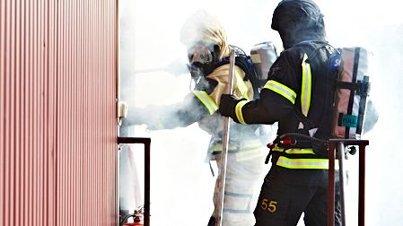 Varför bär rökdykare andningsutrustning?