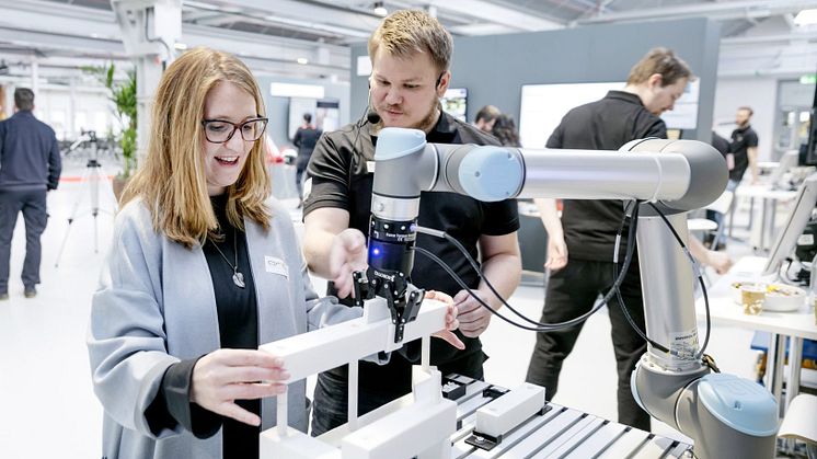 Patrik Gustavsson (till höger) demonstrerar människa-robot-samarbete på ASSAR Innovation i Skövde.
