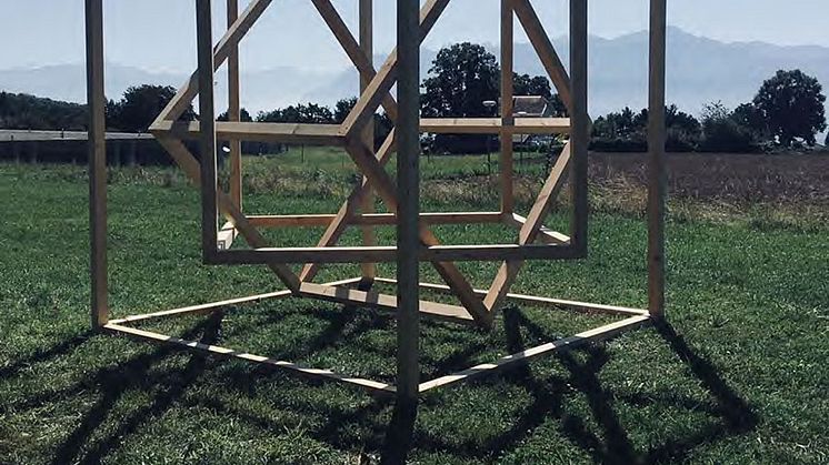 I år kommer konstnären Franziska Agrawal att skapa sitt verk direkt på plats ute på Sven Jons Udde. Detta är ett av hennes tidigare verk “COLLOCATION I” och är från UNIL - Triennale Sculptures sur le campus Lausanne.