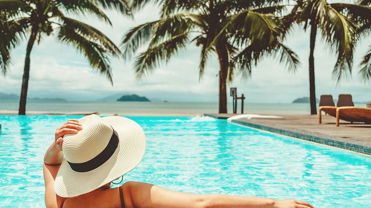 Norwegianresenär relaxar vid poolen 
