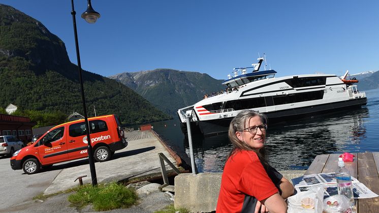 Bente Teigen tar pause på Fresvik kai. 