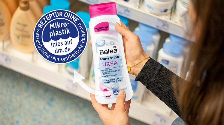 Der Hinweis „Ohne Mikroplastik, ohne wasserlösliche rein synthetische Polymere“ ist jetzt auch auf dem dm-Markenprodukt sichtbar
