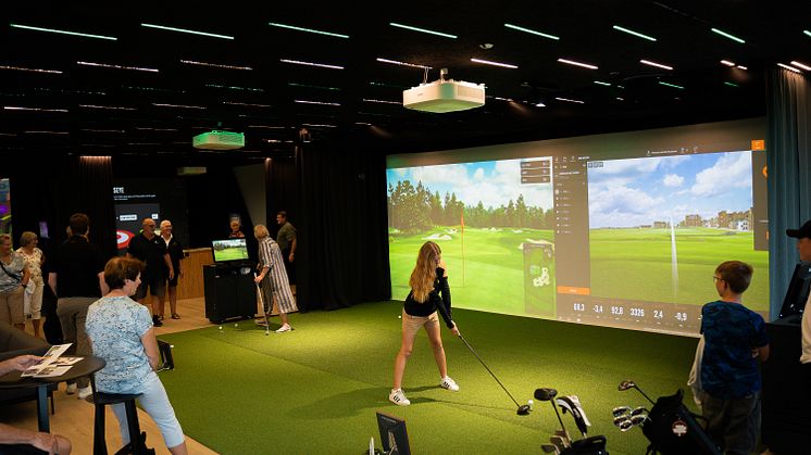 Multihallen er også udstyret med en golfsimulatorstudie, så der kan spilles golf hele året rundt - der er 6 stk.