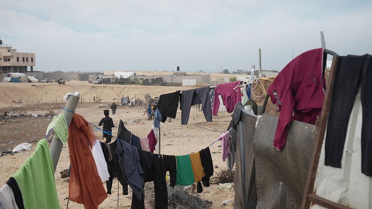 Många palestinier har fördrivits till Al-Mawasi, där situationen för de som bor i tält beskrivs som "värre än något du kan föreställa dig". Foto: Alef Multimedia/ Oxfam