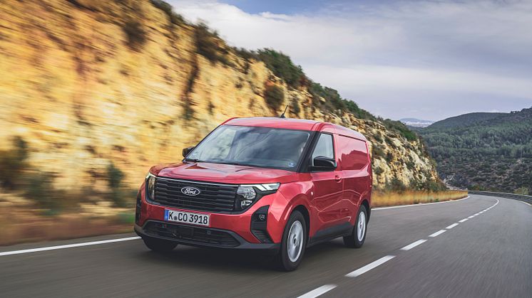 Ford Transit Courier är på väg till de första kunderna: större, starkare och smartare
