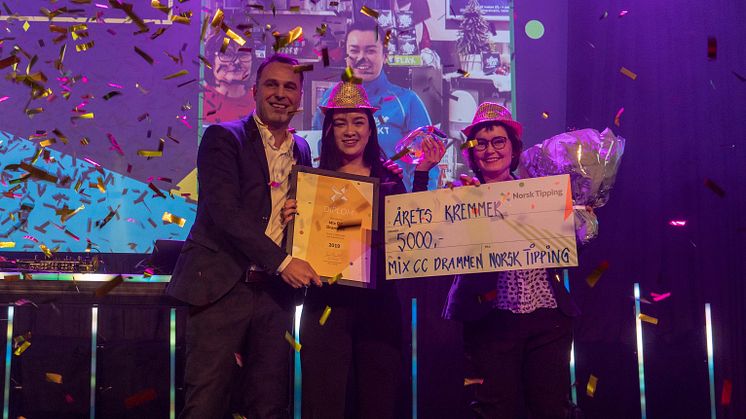 KREMMERE: Anne Høgsand og Candita Hillestad mottok pris fra Norsk Tippings Roger Soleim. Foto: Norsk Tipping.