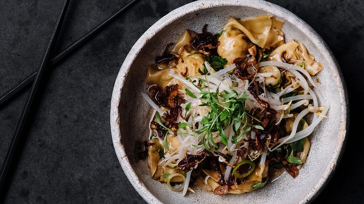 Wontons i krispig chiliolja, av Dennis Yen som gästspelar på TAK Stockholm