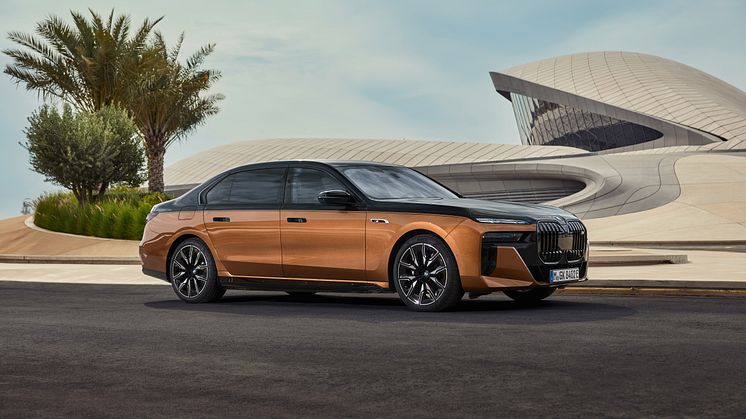 BMW i7 M70 xDrive i "two-tone" lakering med metallak-farverne BMW Individual Liquid Copper og Sapphire Black