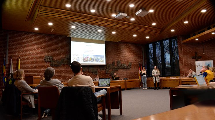 Im Lohner Bürger-Klimapark sollen die Besucher Wissenswertes über Klimaschutz und Klimawandel erfahren. Studierende der Designpädagogik der Universität Vechta stellen ihre Ideen im Ratssaal vor, wie diese Themen anschaulich vermittelt werden können.